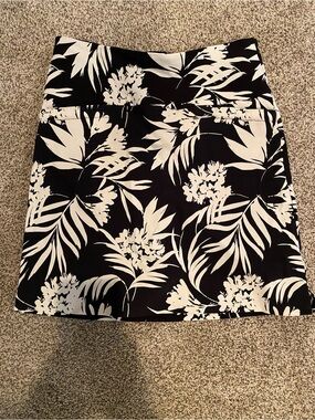 S. C. & CO Black & White Tropical Print Stretch Skort
